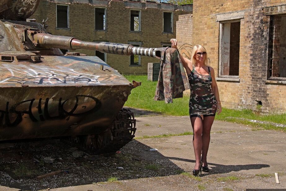 20P La blonde Melody enlève sa robe camouflage pour poser de la lingerie sur un débardeur