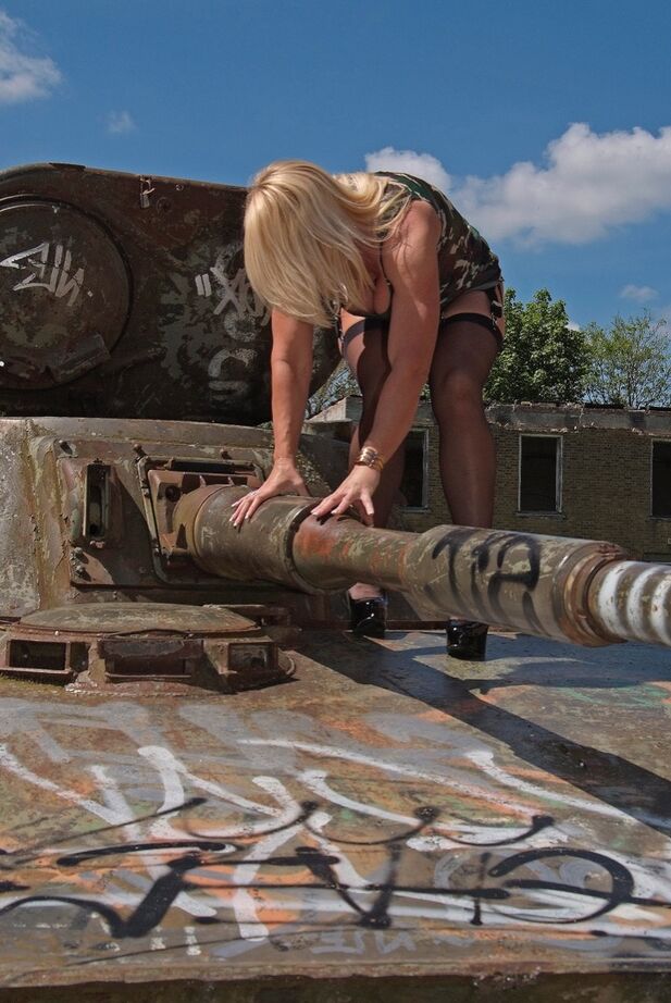 20P La blonde Melody enlève sa robe camouflage pour poser de la lingerie sur un débardeur