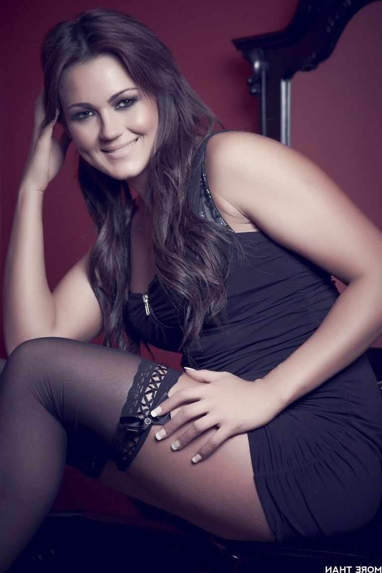 12P A deslumbrante morena Kat Dee lentamente tira seu vestido apertado