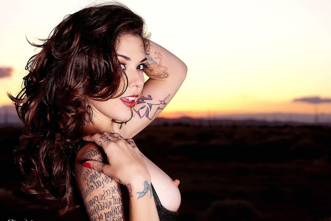 21P Kayla Jane, mannequin bien roulée et tatouée, pose en lingerie séduisante en extérieur