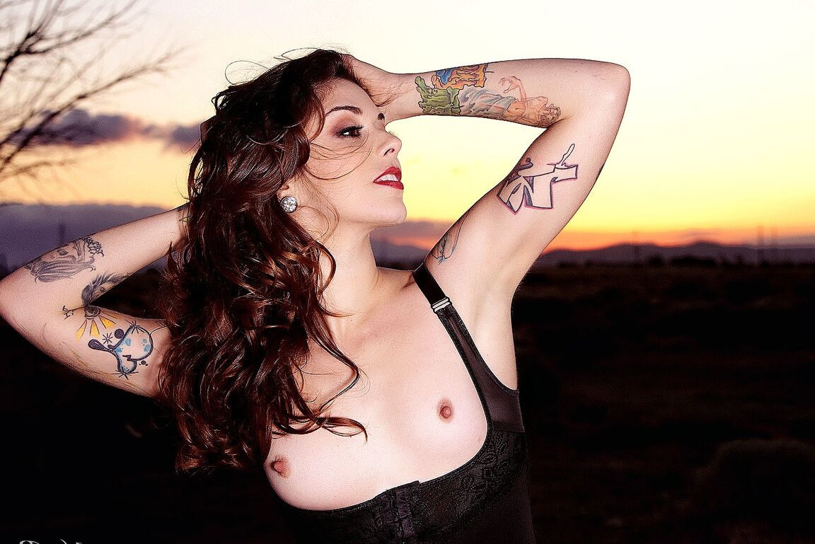 21P Kayla Jane, mannequin bien roulée et tatouée, pose en lingerie séduisante en extérieur