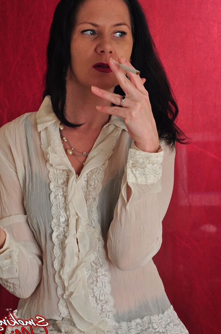 15P Fumar Mina Morena gata fumando sexy