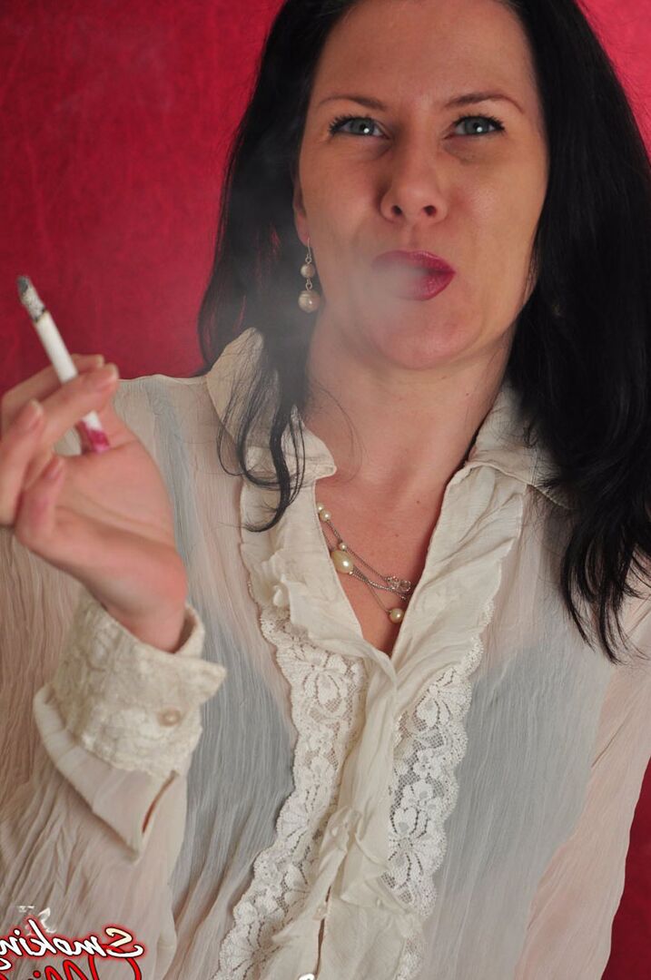 15P Fumar Mina Morena gata fumando sexy
