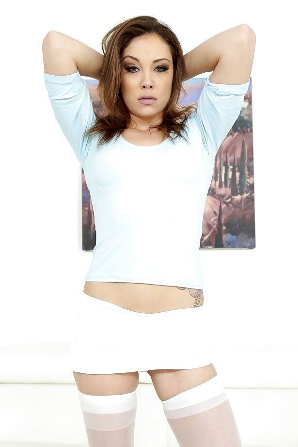 12P Top Lola Vaughn hat mehr als Lust, ihre Unterwäsche auszuziehen und zu masturbieren