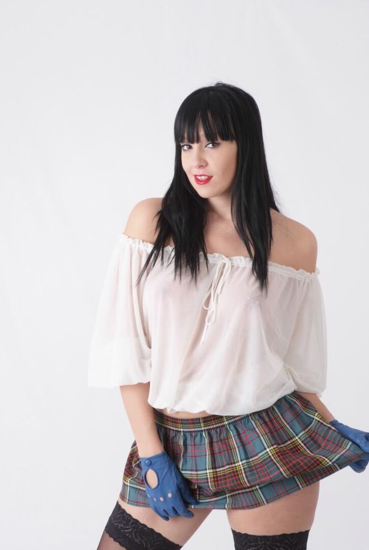 15P Sammi Jo, une fille aux cheveux noirs, expose ses jolis seins avec des gants en cuir et une jupe.