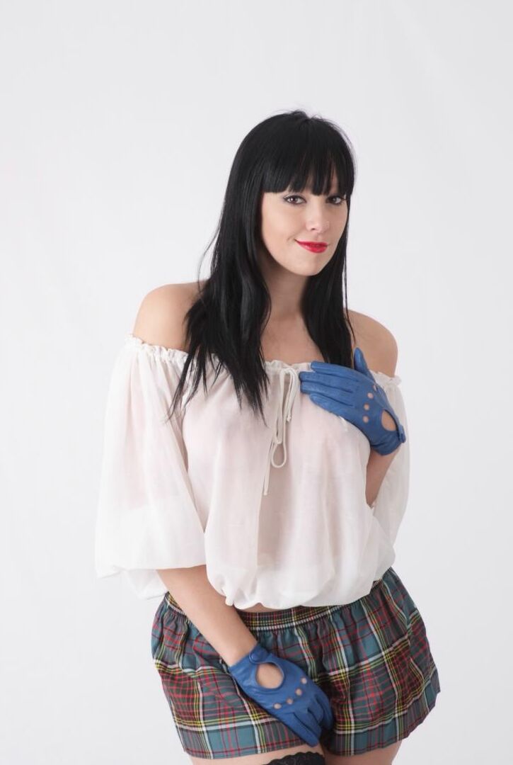 15P Sammi Jo, une fille aux cheveux noirs, expose ses jolis seins avec des gants en cuir et une jupe.