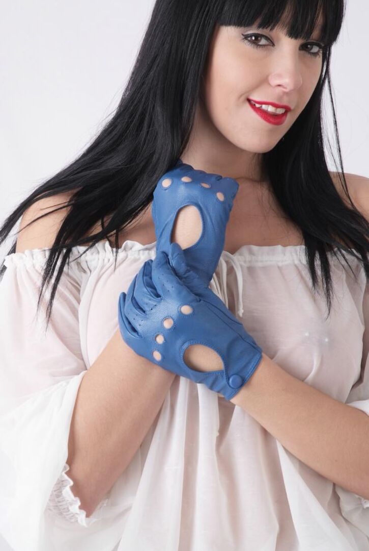 15P Sammi Jo, une fille aux cheveux noirs, expose ses jolis seins avec des gants en cuir et une jupe.