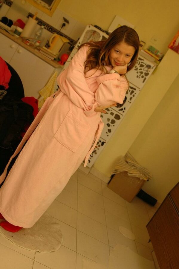 15P Emily 18 Emily, la jeune, porte une jolie culotte rouge.