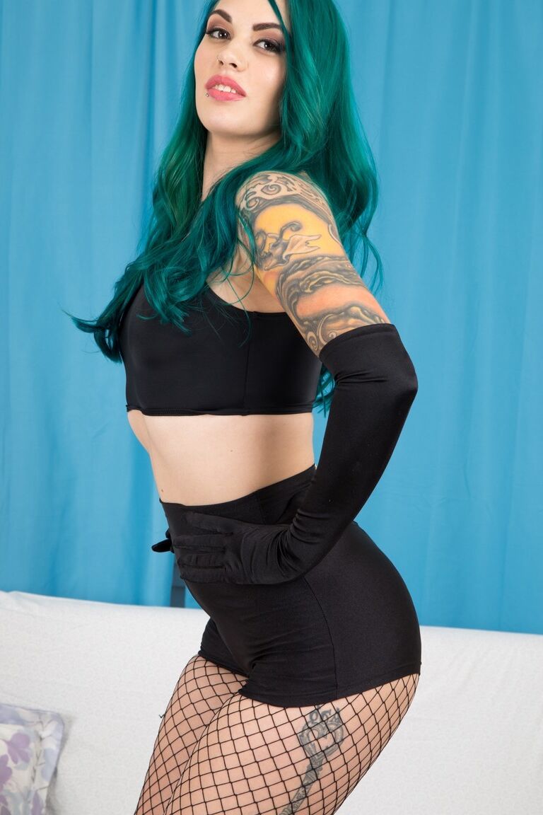 15P A garota sexy Taurus ostenta cabelo verde enquanto fica nua com luvas de veludo pretas