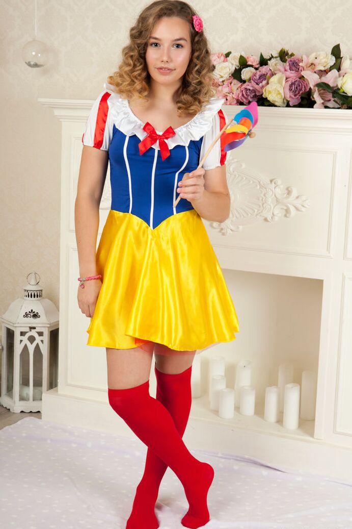 20P A linda adolescente Abriana tira sua fantasia de Branca de Neve para poses solo nua