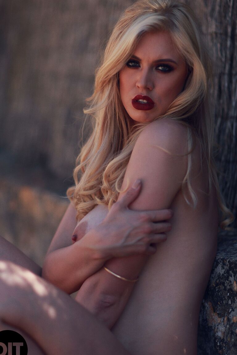 21P La merveilleuse épouse blonde Kristy Leonie montre ses fesses naturelles et savoureuses en plein air