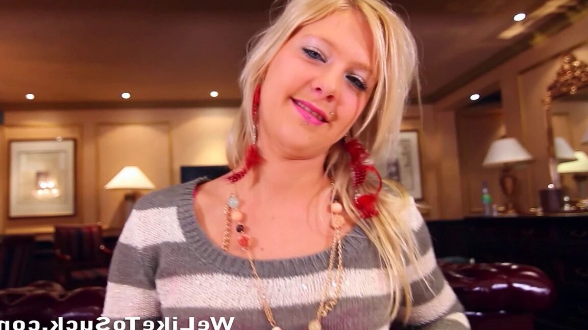 21P L'escorte blonde Christine traite une bite dure avec un POV BJ excitant et léchant les couilles