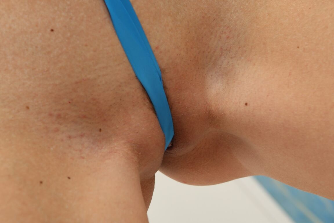 15P A gata tatuada Mistica brinca com sua buceta suculenta
