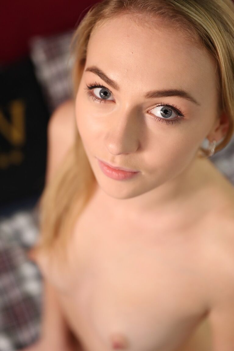 21P La joven amateur Jenny Wild muestra su bonito cuerpo y juega con un juguete sexual de cristal