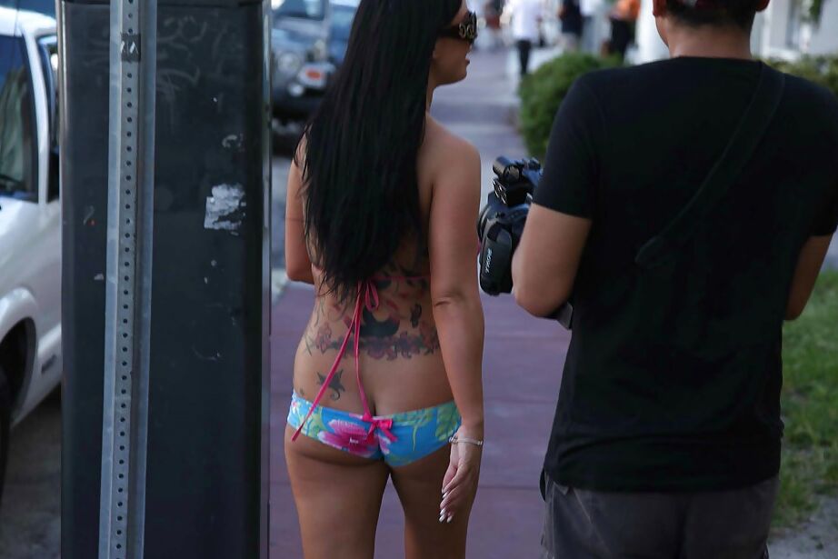 16P La hermosa latina Evie Delatossa se quita el bikini y se ducha
