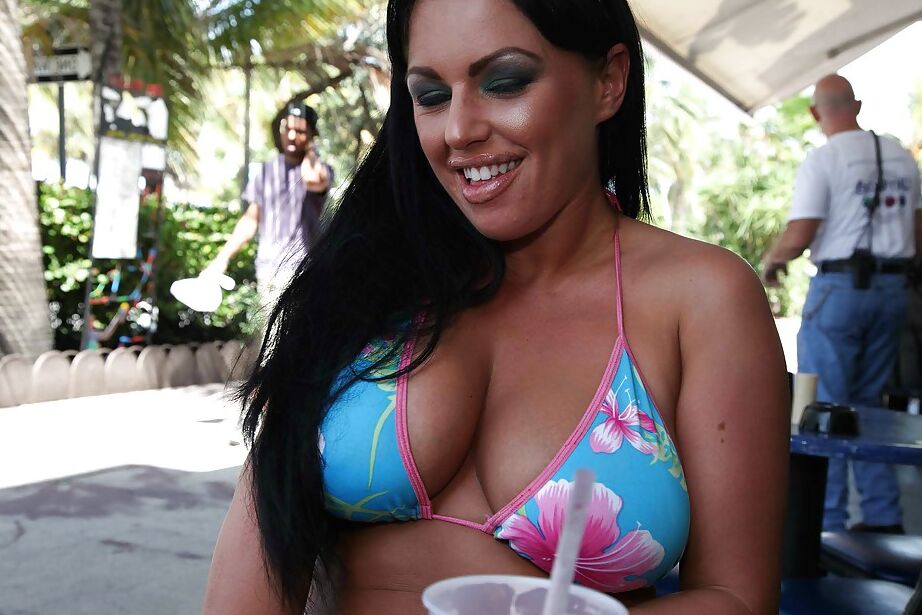 16P La hermosa latina Evie Delatossa se quita el bikini y se ducha