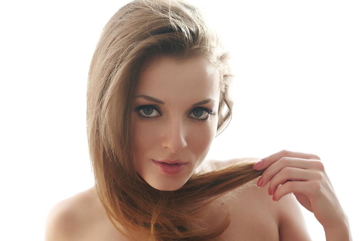 20P La douce teen blonde Giulia dévoile son vagin rasé et ses petits seins