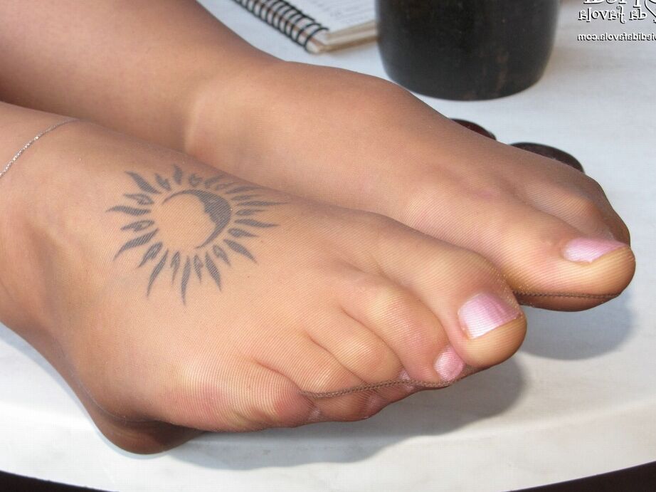 16P Amateur model Sweet Carla releases her hose covered feet from a pair of boots
