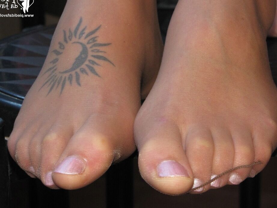 16P Amateur model Sweet Carla releases her hose covered feet from a pair of boots