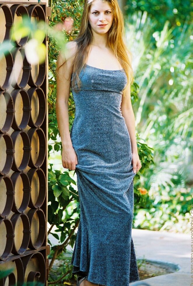 17P Chica blanca en forma deja escapar sus bonitas tetas y su chocho de un vestido largo al aire libre
