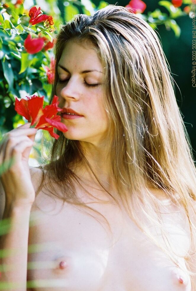 17P Chica blanca en forma deja escapar sus bonitas tetas y su chocho de un vestido largo al aire libre