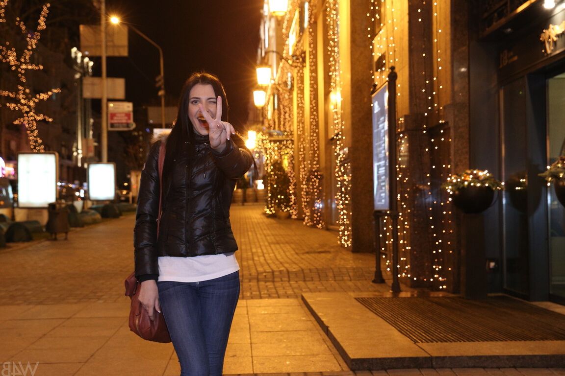 21P Adolescente morena com peitos pequenos Amy Light posa nua e se espalha para a câmera