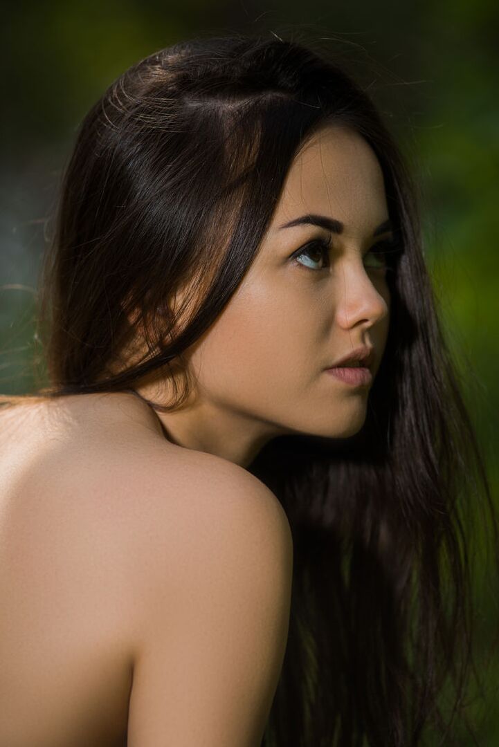 16P La hermosa joven morena Annika A libera su cuerpo celestial de la ropa