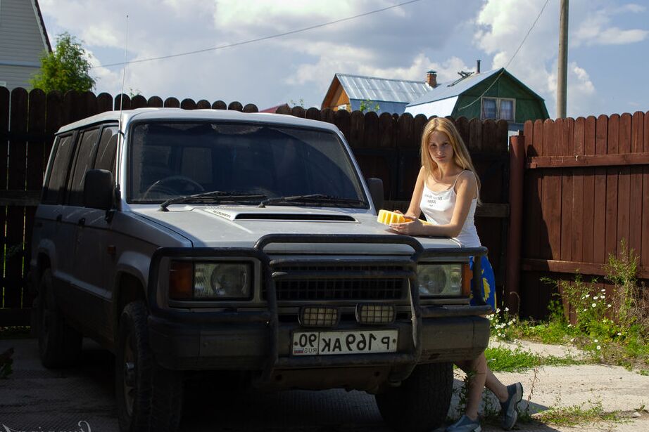 16P Barely legal girl Leona gets totally naked while washing a vehicle in a drive