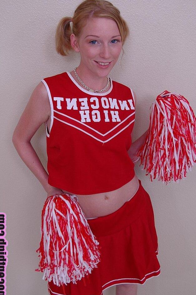 Die 17P-Cheerleaderin Alexa Lynn zeigt winzige natürliche Titten und Höschen