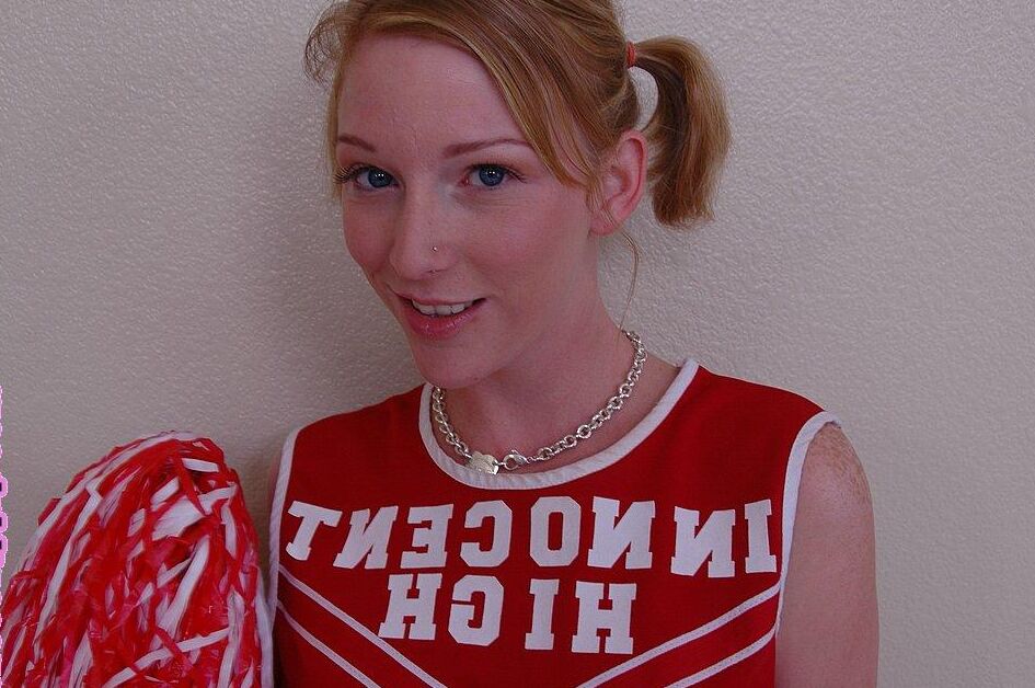 Die 17P-Cheerleaderin Alexa Lynn zeigt winzige natürliche Titten und Höschen