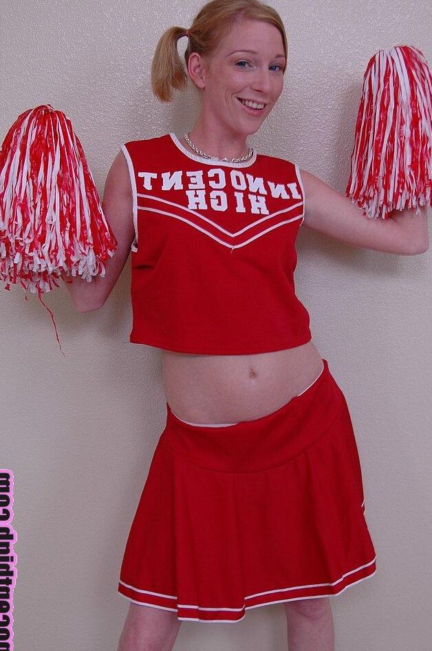 Die 17P-Cheerleaderin Alexa Lynn zeigt winzige natürliche Titten und Höschen