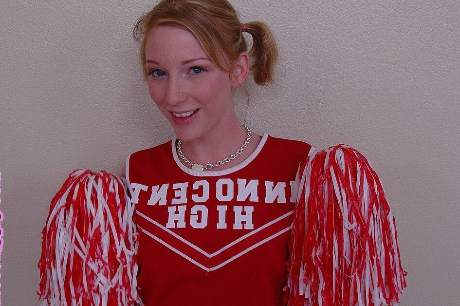 Die 17P-Cheerleaderin Alexa Lynn zeigt winzige natürliche Titten und Höschen