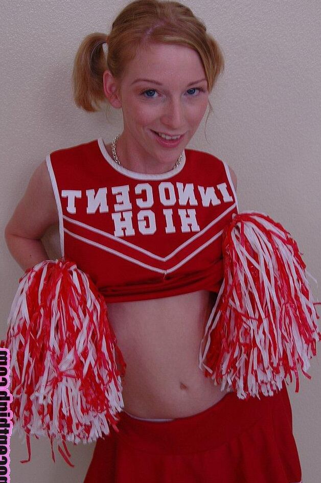 Die 17P-Cheerleaderin Alexa Lynn zeigt winzige natürliche Titten und Höschen
