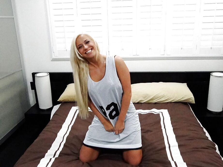 16P Grande flagra loira amadora Kori Taylor tirando a blusa e o sutiã