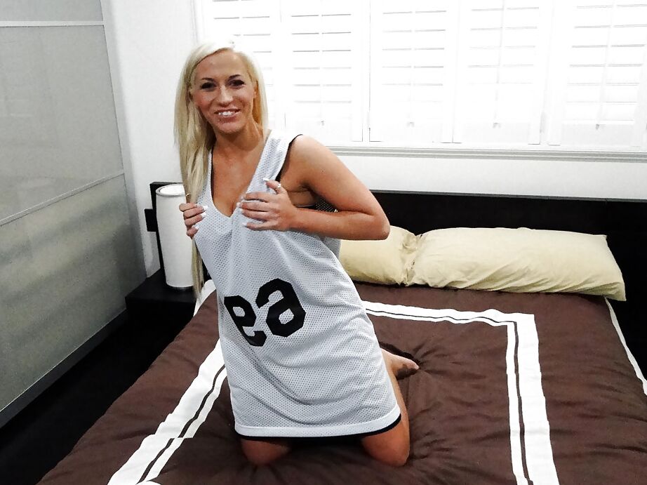 16P Grande flagra loira amadora Kori Taylor tirando a blusa e o sutiã