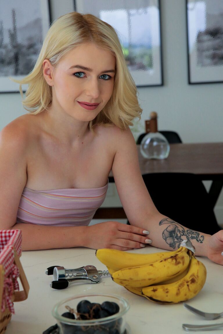 21P Adolescente rubia con un lindo culo Minxx Marii es follada duro en un picnic bajo techo