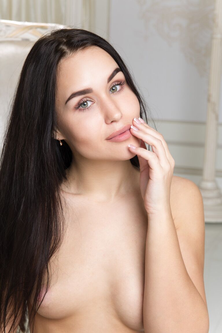 21P Glamouröse Teenagerin Yaroslava zeigt ihre köstliche rosa Muschi in Strümpfen