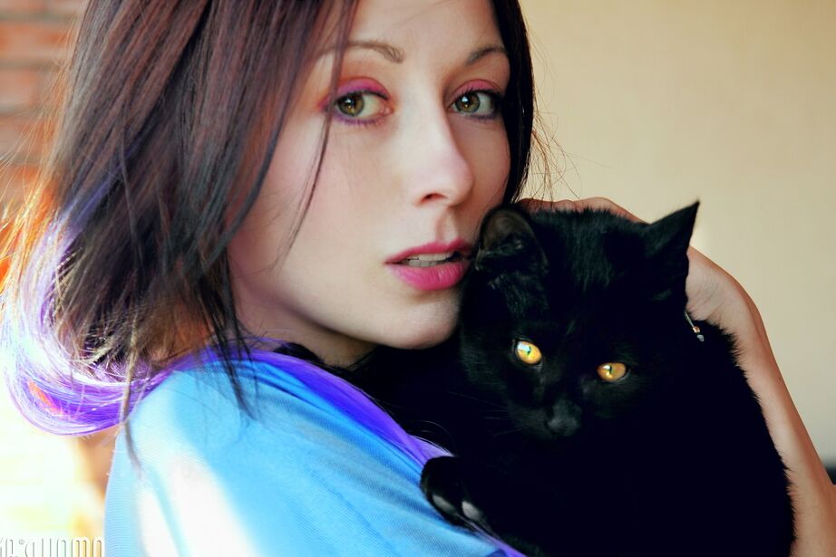20P Découvrez cette adolescente brune mignonne et extrêmement sexy qui adore jouer