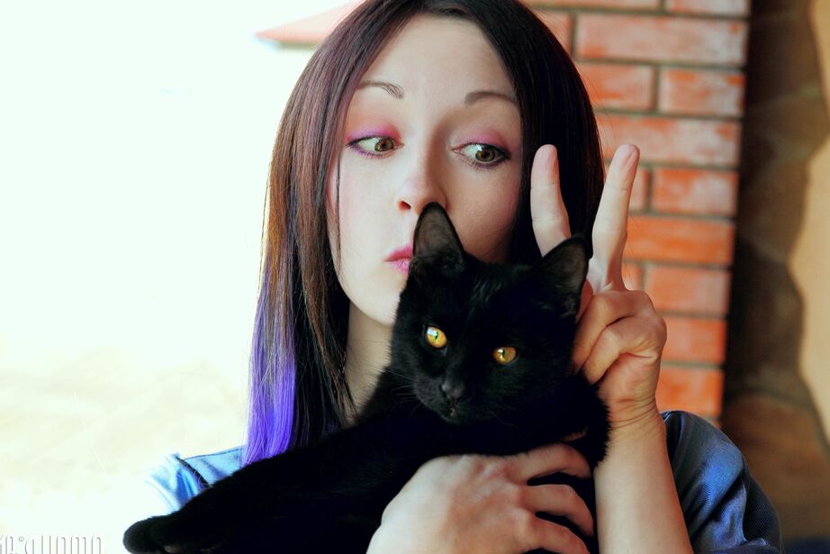 20P Découvrez cette adolescente brune mignonne et extrêmement sexy qui adore jouer