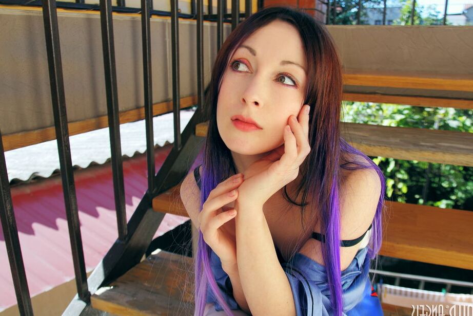 20P Découvrez cette adolescente brune mignonne et extrêmement sexy qui adore jouer