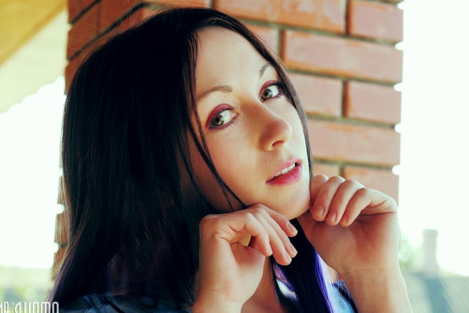 20P Découvrez cette adolescente brune mignonne et extrêmement sexy qui adore jouer