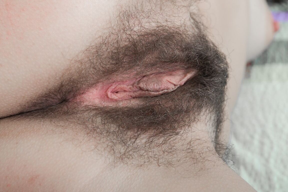16P Solo girl Rimma S se despe para ver sua vagina naturalmente peluda