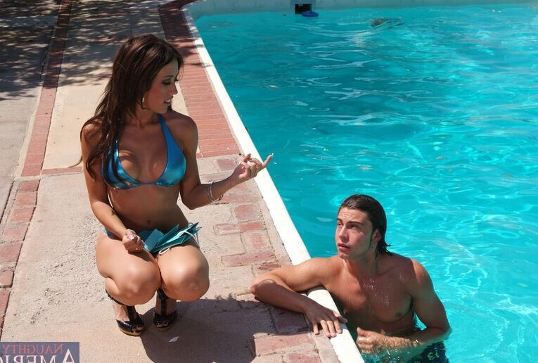 21P La canadiense Capri Cavanni monta una polla dura en su estrecho coño antes de nadar