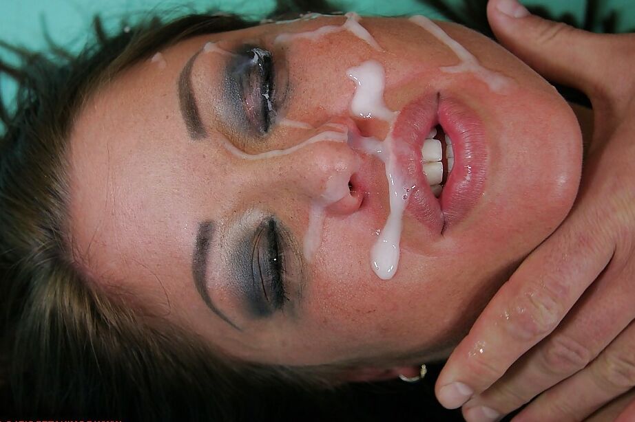 16P Angelica Heart recibe una corrida facial después de torturar y follar duro