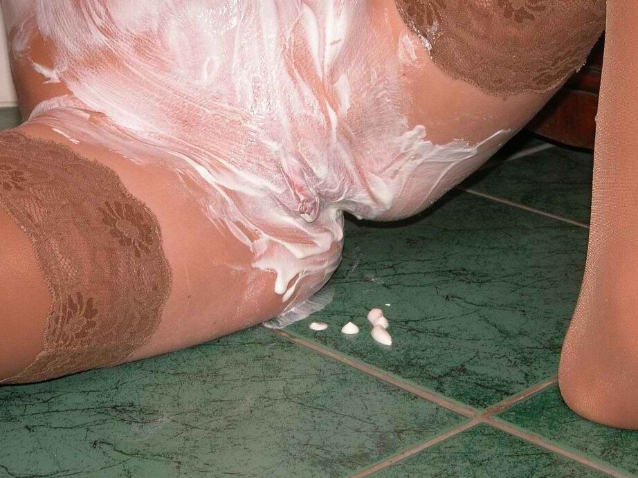 21P Curvilínea adolescente Elisabeth mostra seus peitos ensaboados