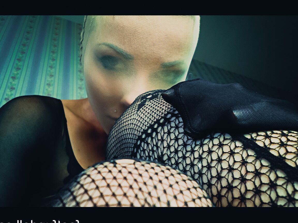 15P Kinky babe in lacy fishnets Lisa Dove poses with a nylon stocking on her head