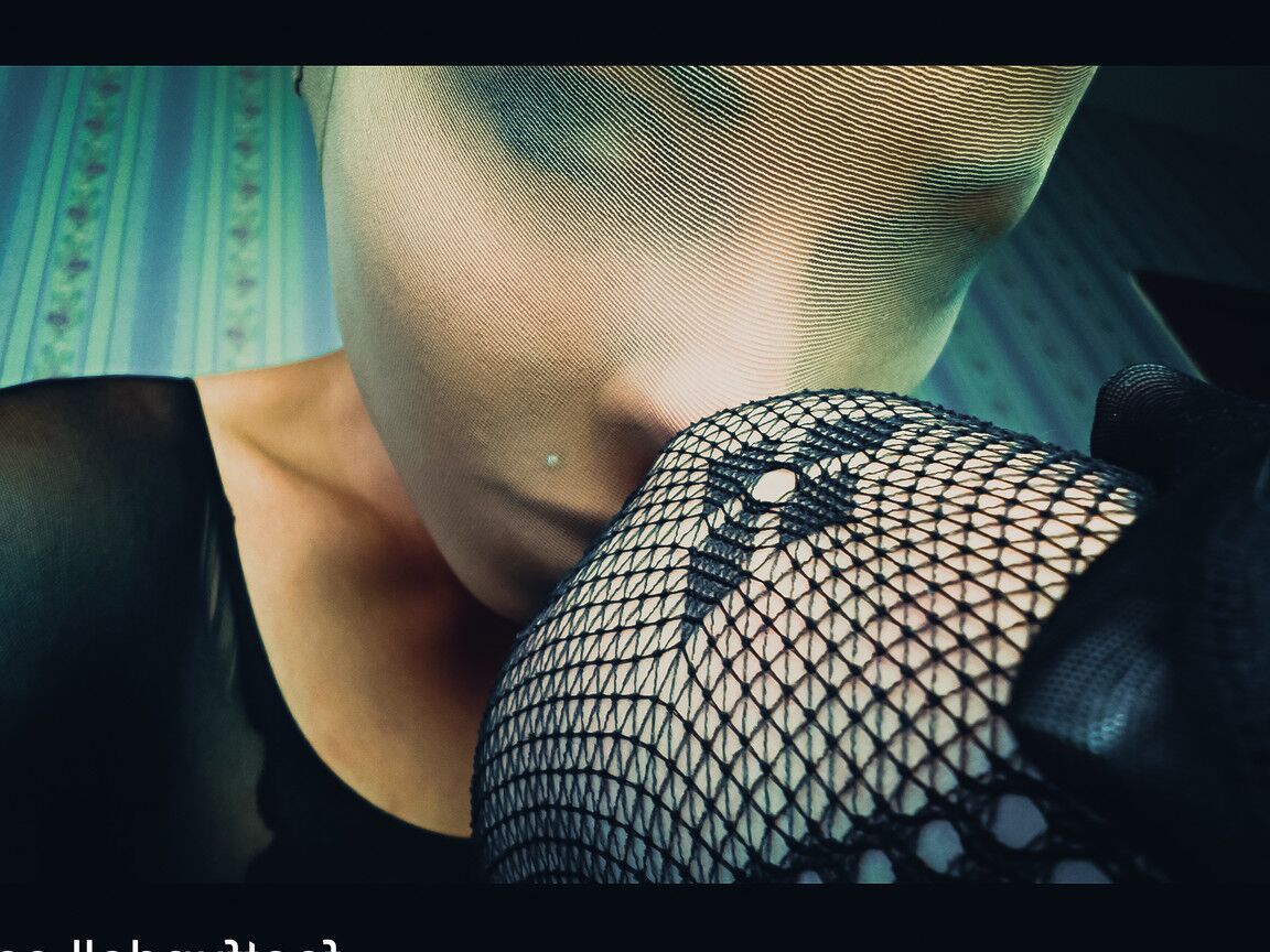 15P Kinky babe in lacy fishnets Lisa Dove poses with a nylon stocking on her head