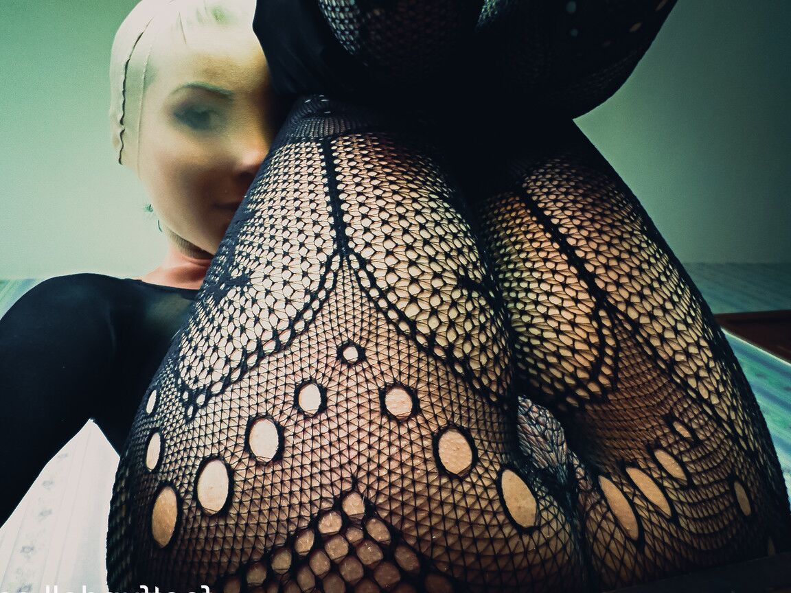 15P Kinky babe in lacy fishnets Lisa Dove poses with a nylon stocking on her head