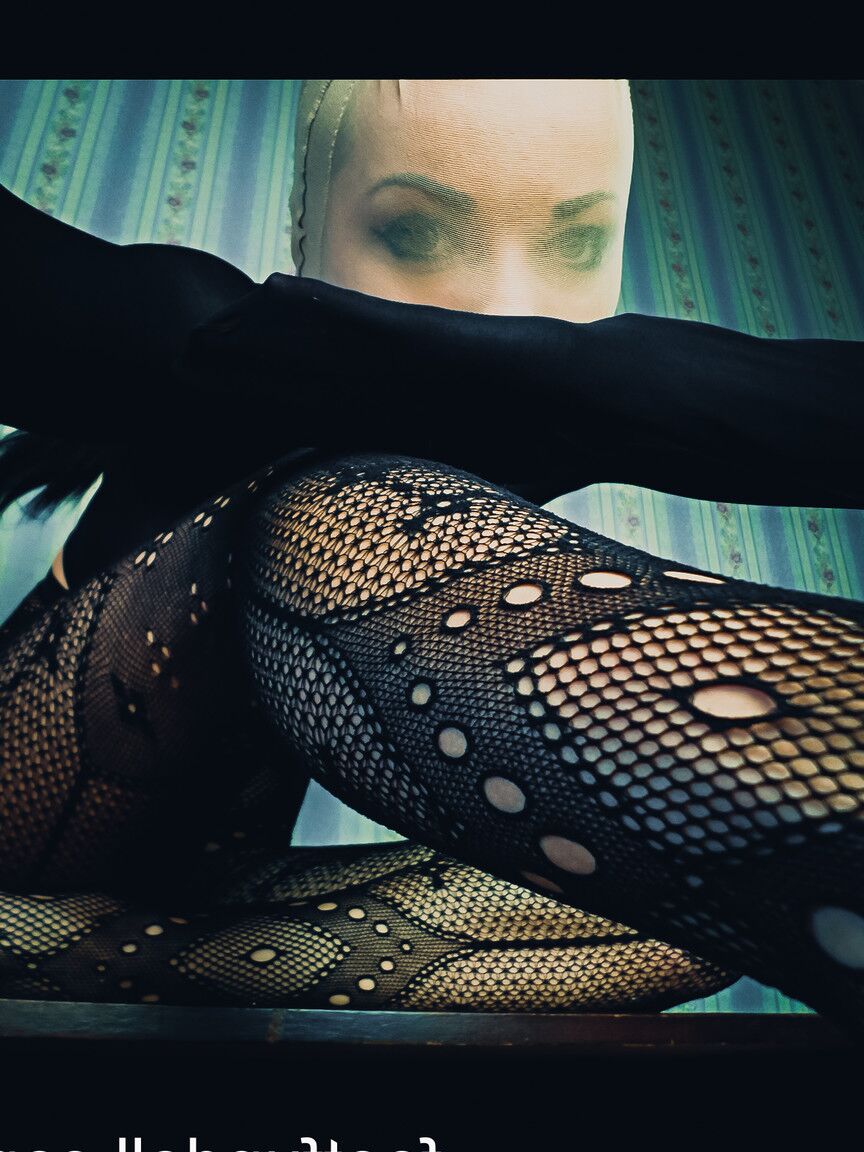 15P Kinky babe in lacy fishnets Lisa Dove poses with a nylon stocking on her head