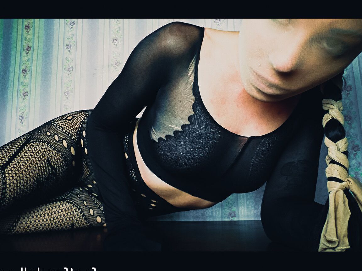 15P Kinky babe in lacy fishnets Lisa Dove poses with a nylon stocking on her head